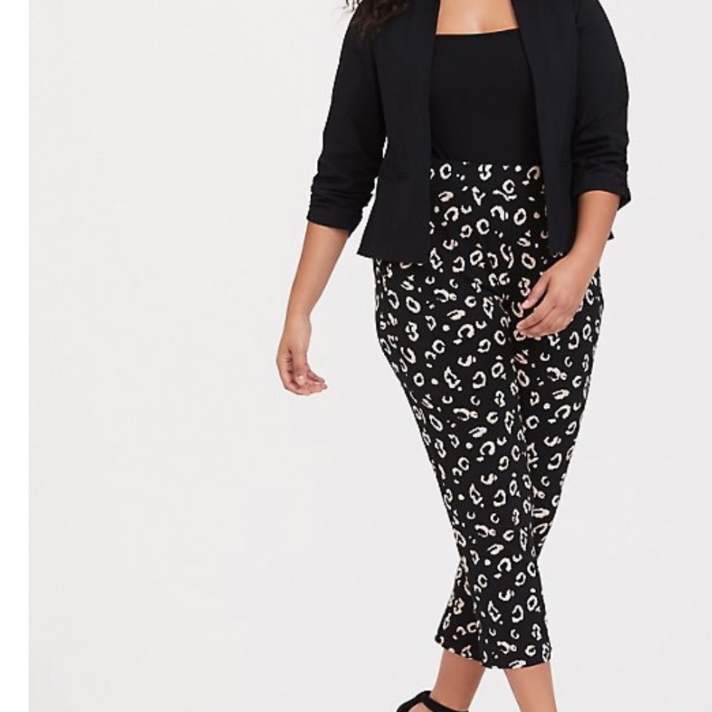 Torrid  Women’s Studio Knit Tapered Pant Black Leopard Size 3X Pockets